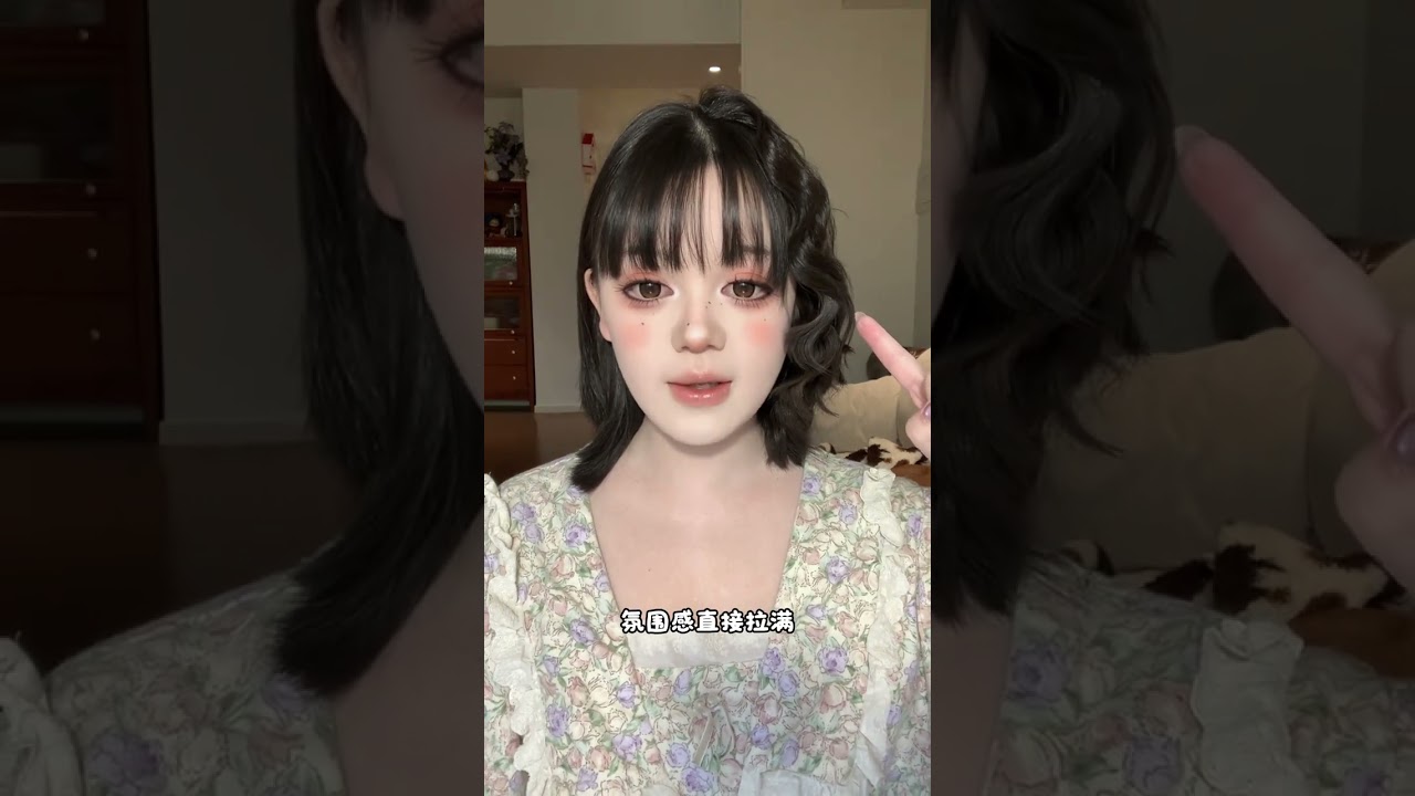 A tutorial for a short egg roll hairstyle that is friendly to the hand-disabled 