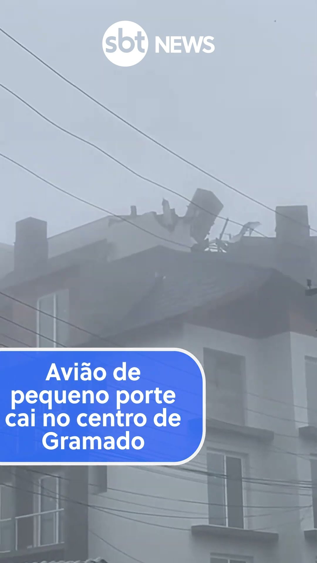 Avião de pequeno porte cai no centro de Gramado