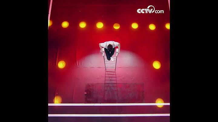 Man climbs unsupported ladder in air| CCTV English