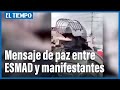 Agente del Esmad dialoga con manifestantes en Facatativá