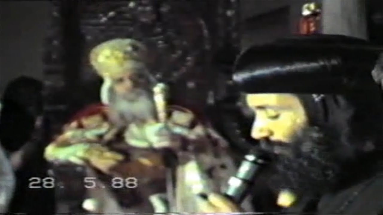 سيامة الانبا بيسنتى اسقف حلوان والمعصرة بيد قداسة البابا شنودة الثالث عشية عيد العنصرة 1988