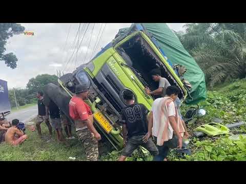 Evakuasi Truck Hino Muatan Jajanan Vs Bus Di Perkebunan Sisumut 