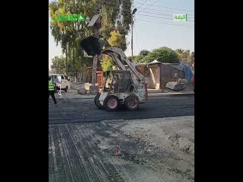 مجلس مدينة الرقة يباشر أعمال تزفيت الطريق الواصل بين الملعب الأسود ودوار النعيم