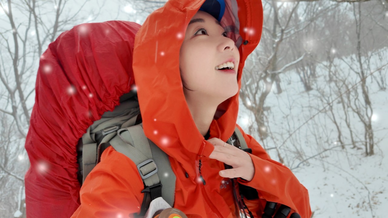 Я разбил лагерь в одиночестве на заснеженной горе, вокруг никого не было.