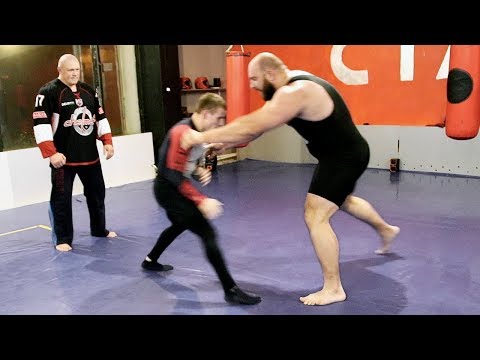 Огромный качок против борца / Giant powerlifter 150 kg VS little wrestler 60 kg