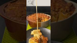 Receita prática de macarrão com queijo e molho à bolonhesa.