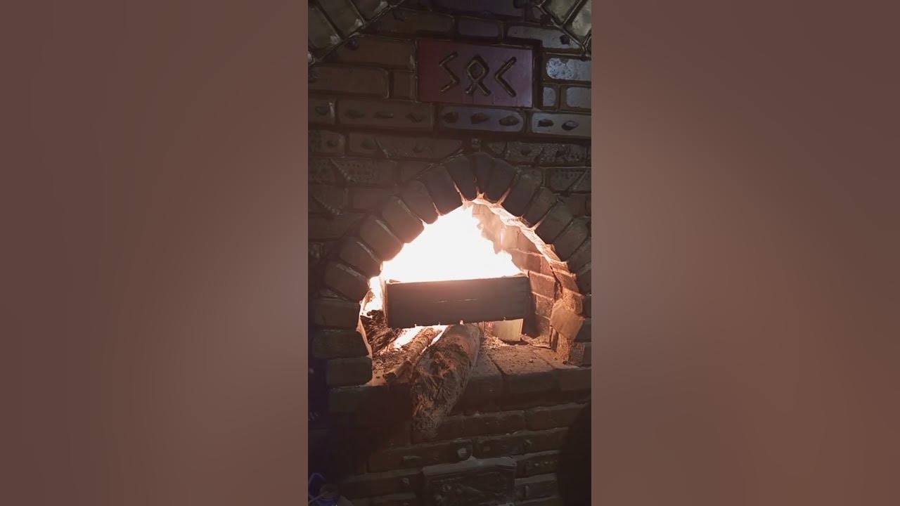 Горит старая мебель в камине #камин #дача #пламя #стройка #мангал # ...