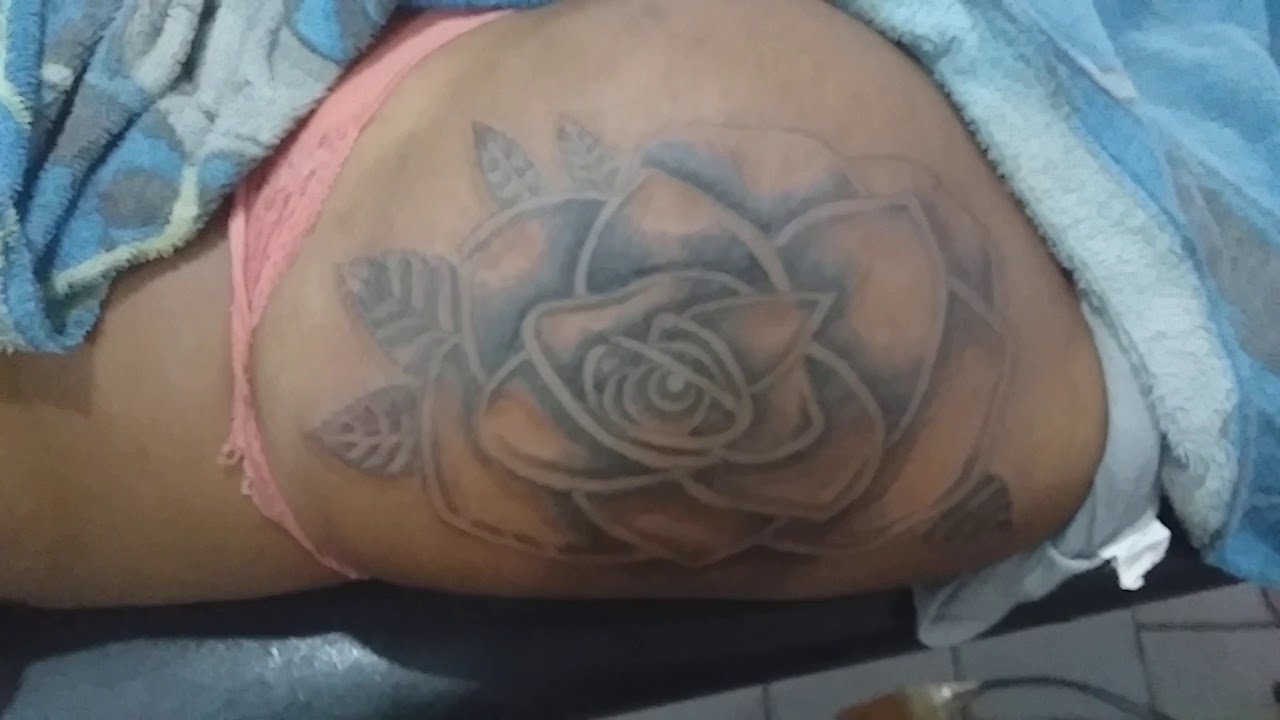 Casal interracial sexo Tatuagem na bunda de rosa