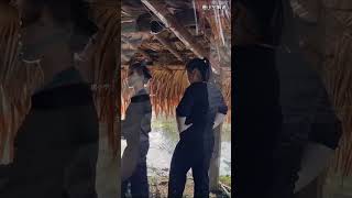 傻妈无奈做着饭,农场老板前妻和老太太却在看手机!#农村生活