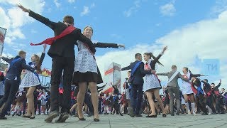 Для пяти тысяч казанских выпускников на Кремлевской набережной звенит последний звонок