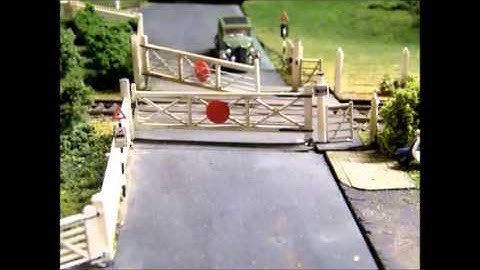 Working OO level crossing gates.