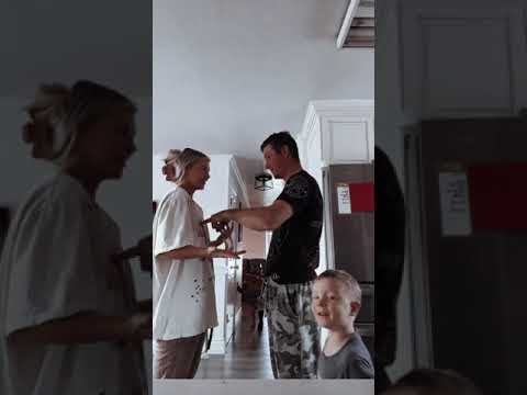 قسمت های مورد علاقه ات از بدنم را لمس کن 