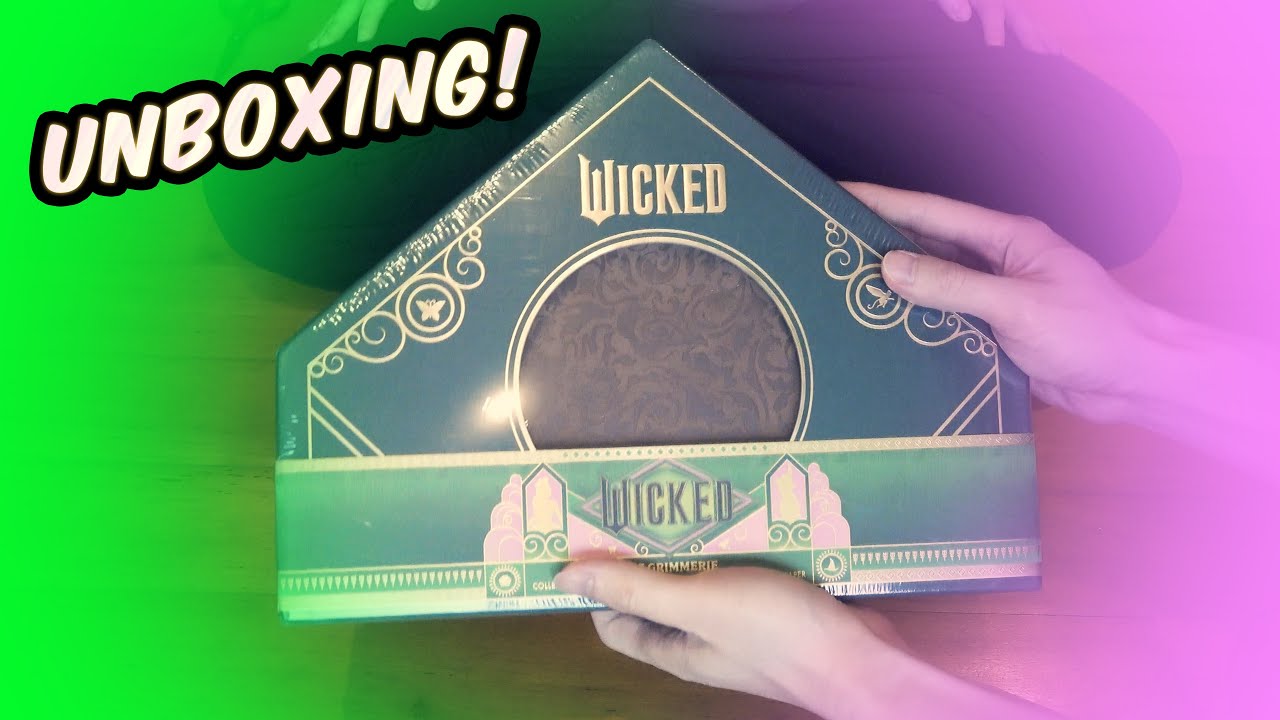 Распаковываем книгу-реплику Гриммери в натуральную величину от Wicked!