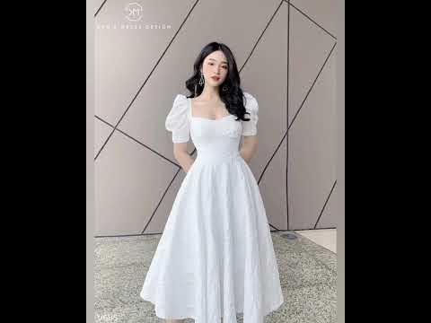 Minimal kiyimdagi keksa ayollar