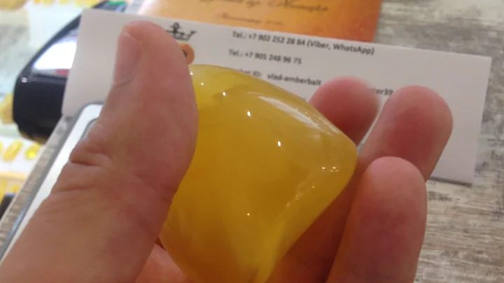 028. Amber gemstone 68,6 grams