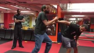 How to defend yourself against a upward knife attack (part 1)