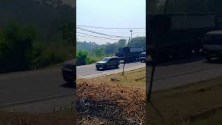 Bus Budiman Mengatakan Overtake Balap Truk Berhadapan Dengan Truk Menurun Dan Menikung Tajam