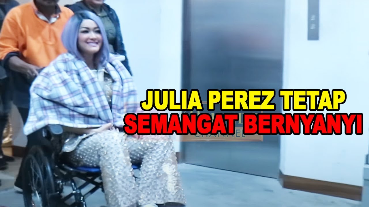 JULIA PEREZ TETAP SEMANGAT BERNYANYI
