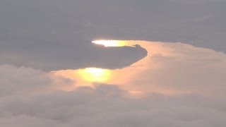 世界遺産の富士、山開き 雲の間から「御来光」 Climbing season begins on Mt. Fuji