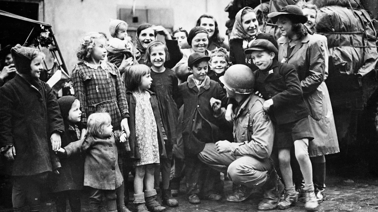Czech Children Couldn’t Believe American Soldiers Brought Them Food and Freedom