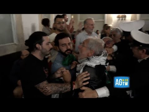 Video Caos in Consiglio Comunale a Milano sul gemellaggio con Tel Aviv: sfiorata la rissa