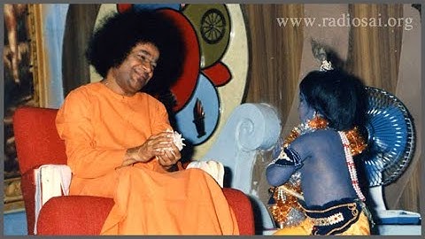 Sathya Sai Baba with students gopis_Sathya Sai Krishna Bhajan melody