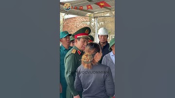 Đại tướng Phan Văn Giang lội nước vào hỏi thăm gia đình chịu ảnh hưởng do lũ lụt