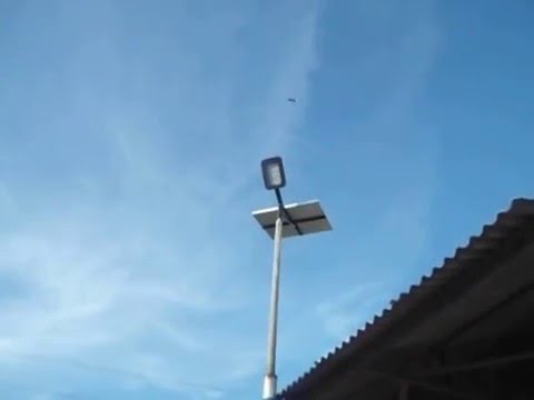 Lampu Jalan LED dengan Set Solar Panel daya 30 watt. Penggunaan automatic play ketika ada panas mata. 