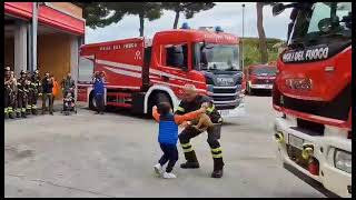 Vigili del fuoco, sirene e abbracci per il pensionamento del caposquadra Suich