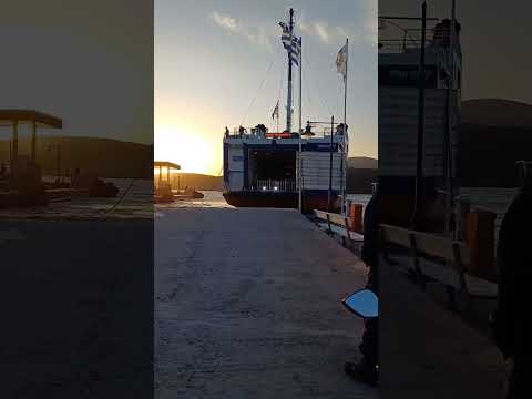 Σκύρος: Η άφιξη του Μητροπολίτη Σεραφείμ στο λιμάνι της Λιναριάς