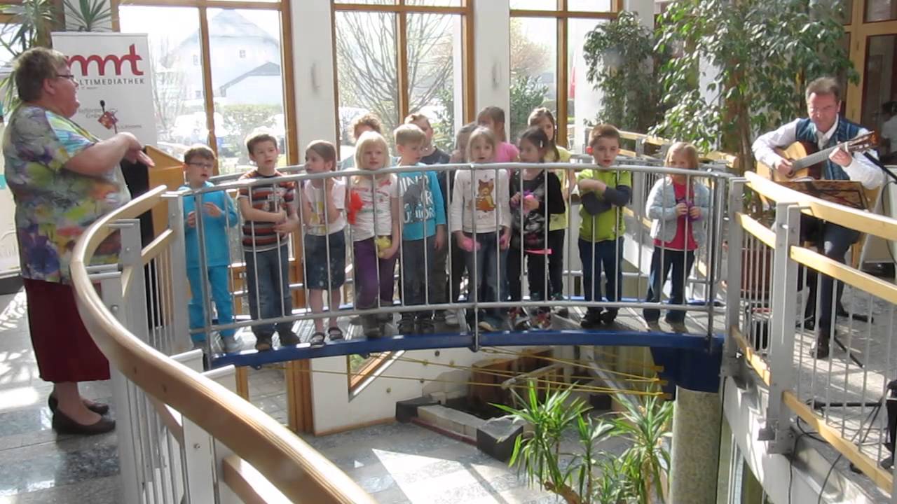 Die Klasse 1A singt: "Auf der Blumenwiese" - YouTube