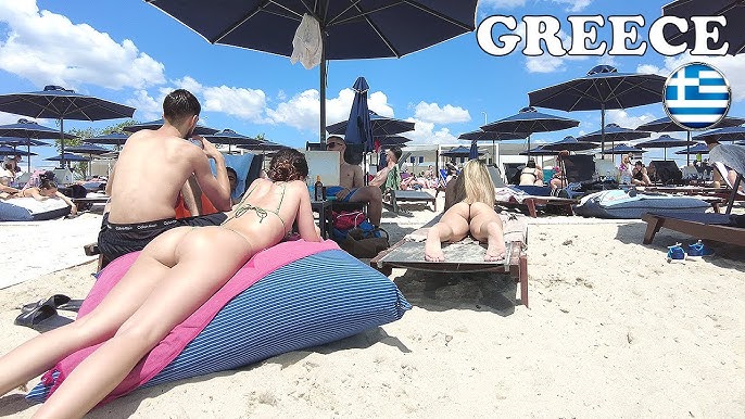 U parkda siltanib, mobil telefoniga suratga oladi.