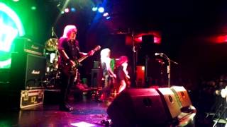 L7 synchronized headbanging