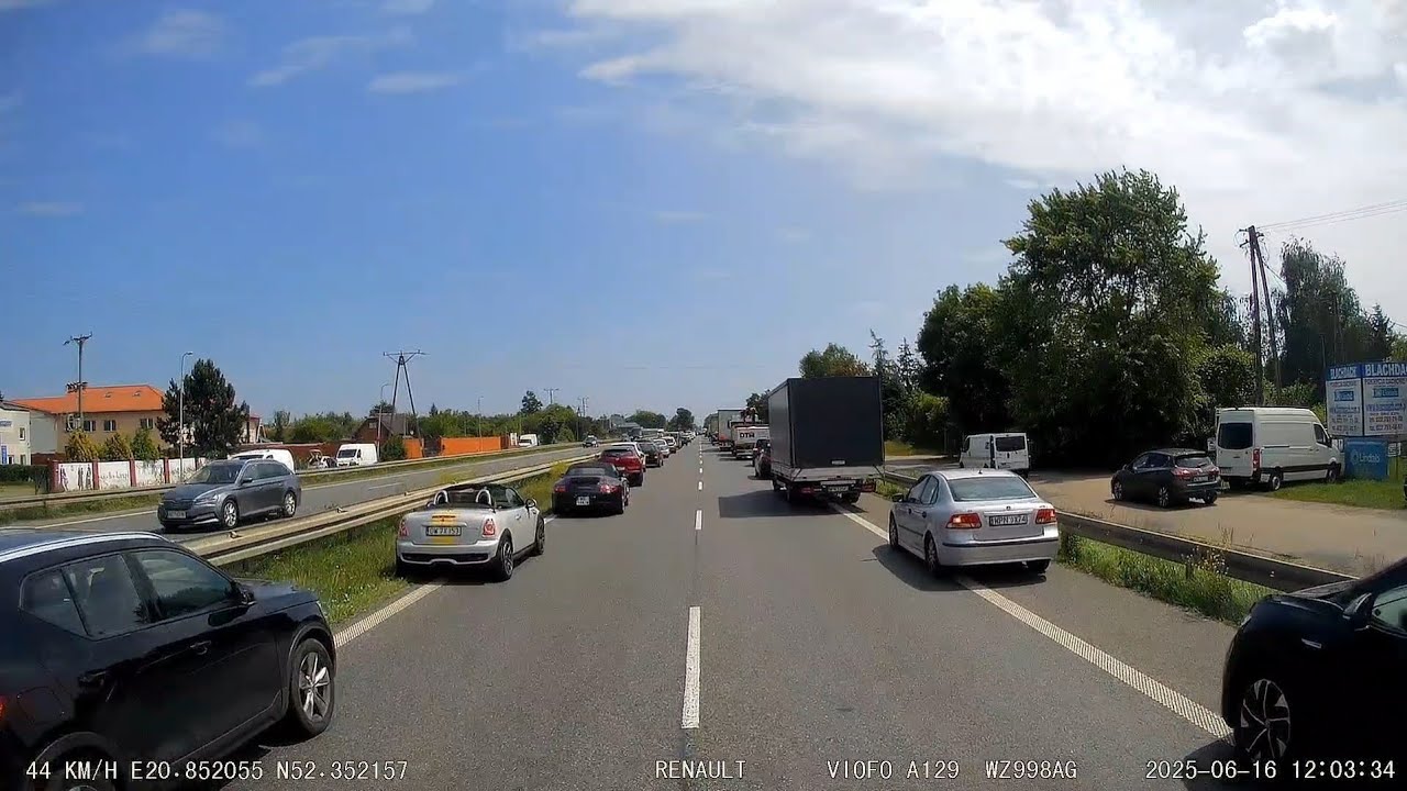 [Straż Pożarną]OSP Dziekanów Polski alarmowo do wypadku przez zakorkowaną 