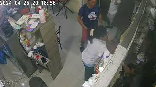 Fingen estar peleando para ingresar a robar a una tienda en San Luis