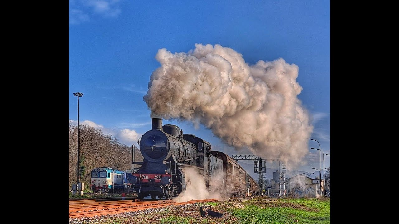 Pennacchi di fumo tra le colline toscane. Treno della befana 2023