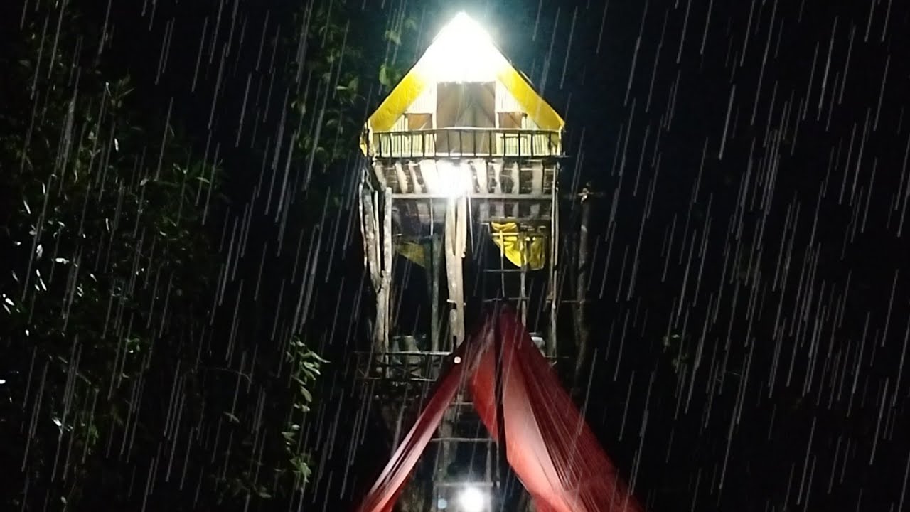 camping hujan deras keseruan bersama keluarga di rumah pohon tiga tingkat makan enak tidur nyenyak