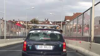 VIDEO Inconștiență în trafic – Copii ieșiți pe geamul unei mașini în mers la Sibiu 2 video
