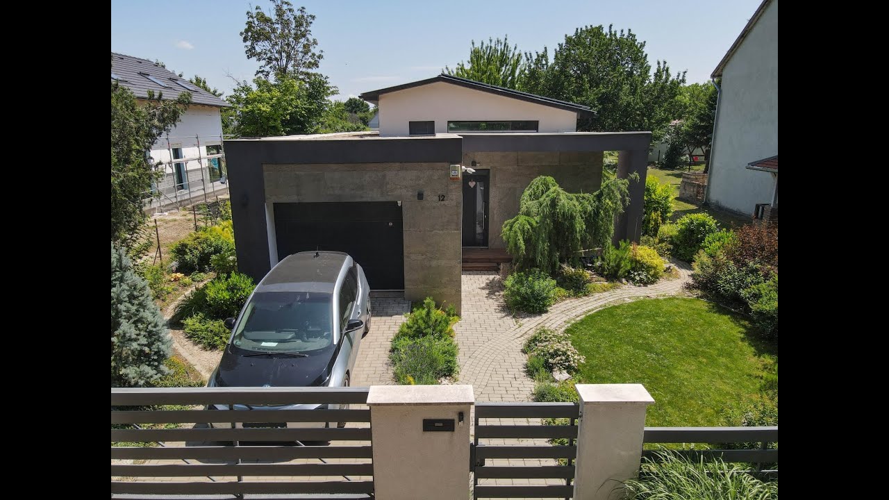 Balatonvilágoson, 700 m2-es parkosított telken egy újszerű, modern, 112 m2-es családi ház, terasszal