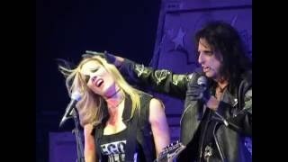 Miniatura del video "Alice Cooper - "Poison" with Nita Strauss guitar solo - Huntsville, AL 8-9-16"