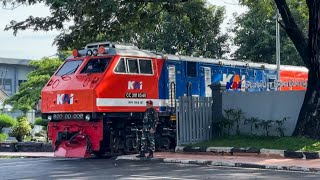 RAMAINYA KERETA BARANG DAN KERETA MINYAK DI STASIUN BENTENG
