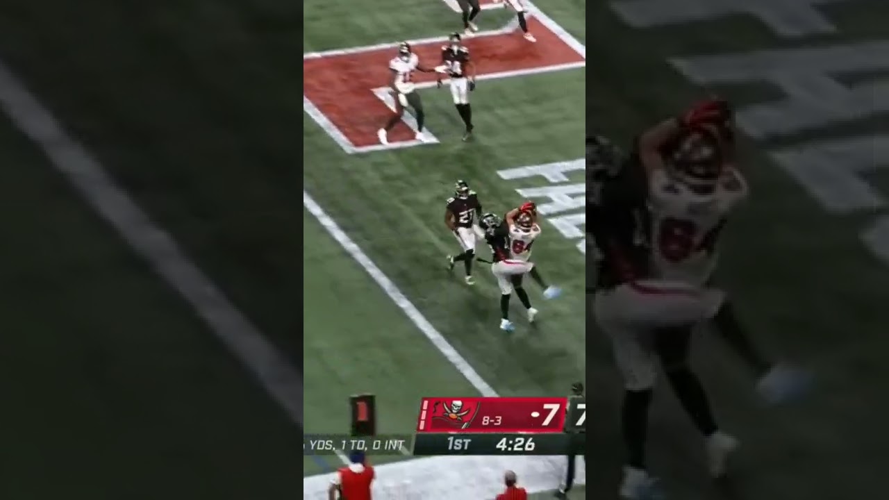 Tom Brady throws a TD to Cameron Brate