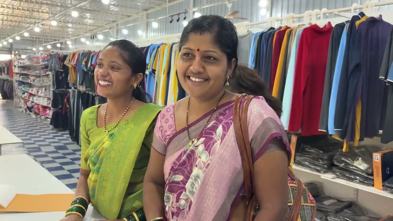 आज कपडे घ्यायला आली बघा माझ्या काका काकीला ।महुद मधे अल्दर वस्त्र निकेतन मधी ❤️