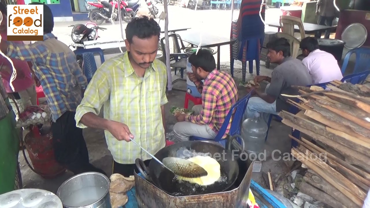 Heavy Crowd in Famous Tiffin Center at Guntur | Young Man Manages Everything - 2 Big Puri @ 20 rs | Street Food Catalog