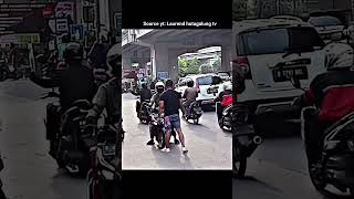 Download Lagu Disuruh puter balik karena lawan arah Pria ini malah nekat tancap gas‼️ #viral #motovlog #shorts MP3 Download Lagu Disuruh puter balik karena lawan arah Pria ini malah nekat tancap gas‼️ #viral #motovlog #shorts MP3