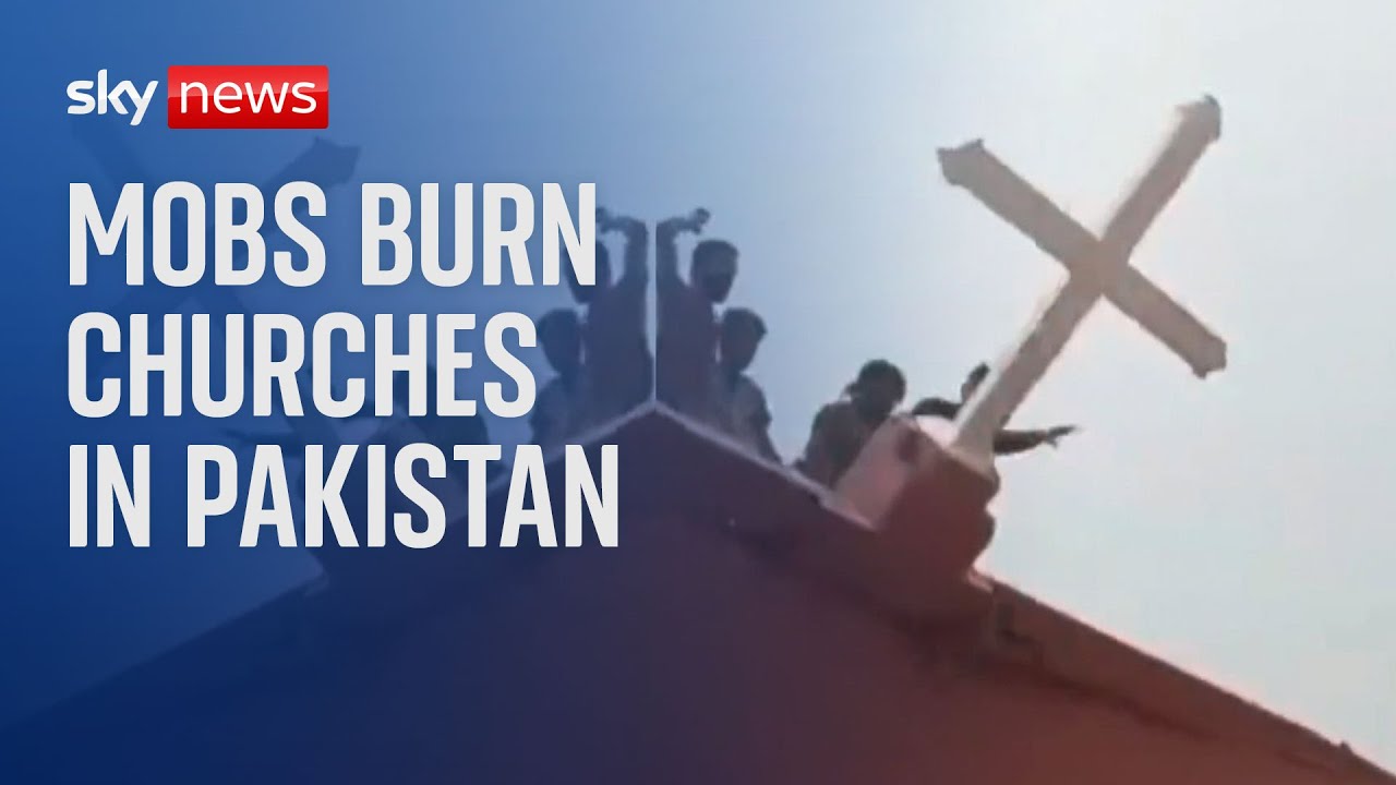 Pakistan: Mob topples church cross