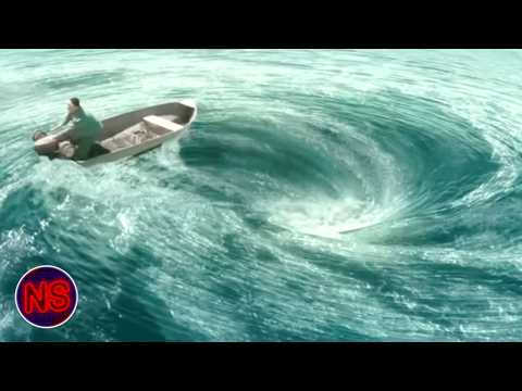 Drunk Man Falls Into the Water and Gets Eaten by Piranhas | Piranha 3D