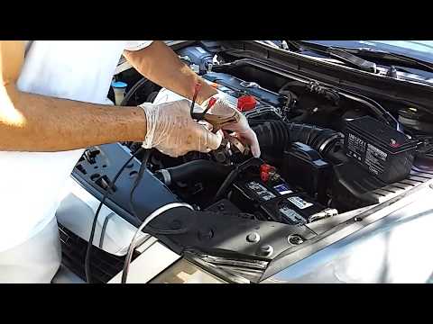 Video: Hoe vervang ik de batterij in mijn auto zonder instellingen te verliezen?