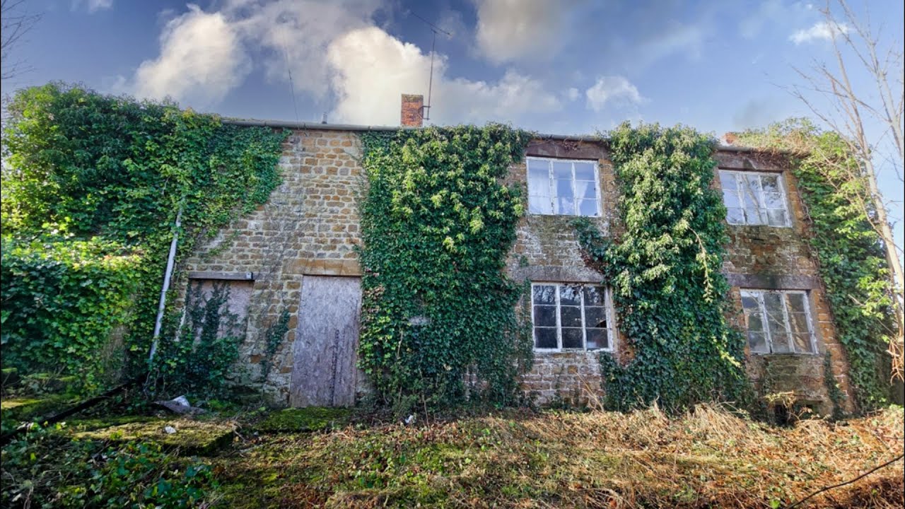 We Found an ABANDONED Mansion Left FROZEN IN TIME