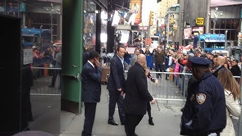 Delivery man actor Vince Vaughn caught on camera  ignoring fans while leaving GMA in NYC